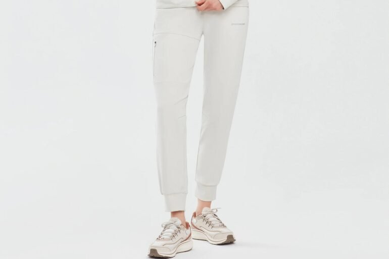 Erkek eşofman altı seçerken nelere dikkat edilmeli? Günümüzde moda anlayışı ve giyim alışkanlıkları hızla değişirken, rahatlık ve