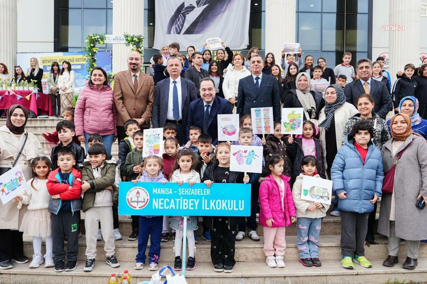 Manisa’da “Atık Yağını Getir, Suyunu Kurtar” kampanyasına yoğun ilgi Manisa Büyükşehir Belediyesi’nin çevre kirliliğiyle mücadele çalışmaları kapsamında "Atık Yağını