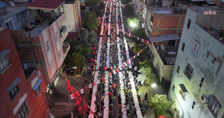 Adana Büyükşehir Belediyesi tarafından Tellidere Mahallesi’nde düzenlenen iftar programında binlerce