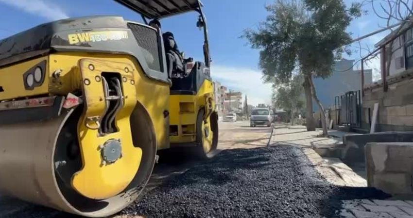 Adıyaman Belediyesi Fen İşleri Müdürlüğü ekipleri, havanın ısınmasıyla birlikte kent
