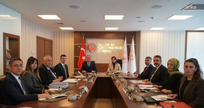 AK Parti Milletvekilleri Hulusi Akar ve Mehmet Ali Çelebi. Bakan Göktaş’ı ziyaret etti Aile ve Sosyal Hizmetler Bakanı Mahinur Özdemir Göktaş, TBMM Milli Savunma