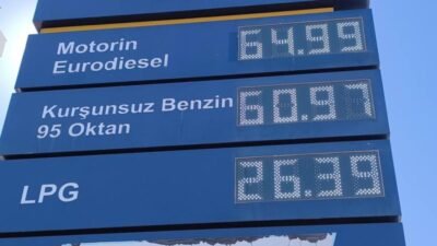 Osmaniye'de yurttaşlar akaryakıta gelen zamma tepki gösterdiler. Bir vatandaş, "Çiftçiyim, traktörle