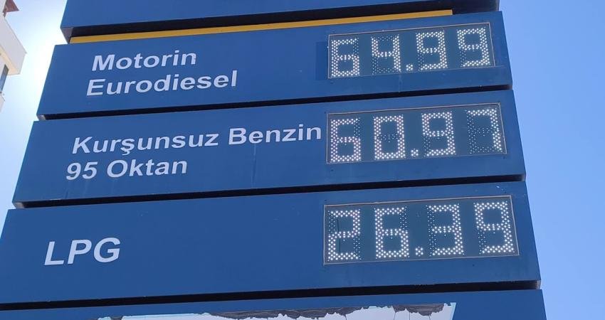 Osmaniye'de yurttaşlar akaryakıta gelen zamma tepki gösterdiler. Bir vatandaş, "Çiftçiyim, traktörle