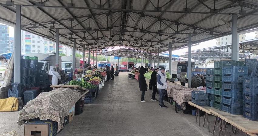 Akaryakıta zam pazar tezgahlarına yansıdı… Esnafı Büyükevren: “Emanet arabalarıyla malımı getirip götürüyorum. Sıkıntımız çok büyük” Adana'nın Kozan ilçesinde semt pazarı esnafı, akaryakıta gelen üst üste