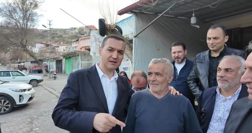 Aksaray’da 3 yıl önce İYİ Partili Milletvekili Yaldır’ı kapıdan çeviren bir vatandaş, bu kez kendisinden helallik istedi İYİ Parti Genel Başkan Yardımcısı ve Aksaray Milletvekili Turan Yaldır,