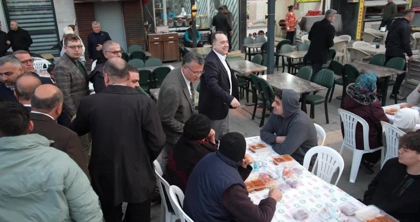 Alaşehirliler, Manisa Büyükşehir Belediyesi’nin iftar sofrasında buluştu Manisa Büyükşehir Belediyesi ve Alaşehir Belediyesi iş birliğiyle düzenlenen iftar