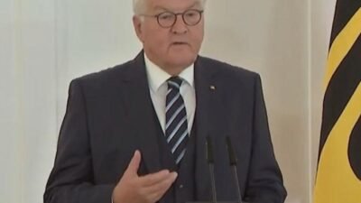 Almanya Cumhurbaşkanı Frank-Walter Steinmeier, Müslümanların Ramazan Bayramı'nı kutladı. Steinmeier, cami