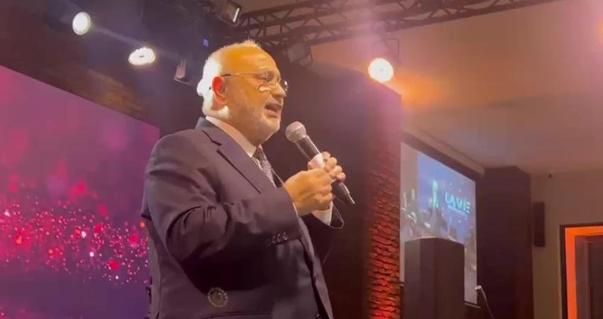 Almanya’da düğüne katılan Şevki Yılmaz’dan gençlere evlilik çağrısı: Müslüman gençlerin flört etme ve evlenmeme lüksü yok Almanya’nın Köln kentinde düzenlenen bir düğün töreninde konuşan eski Rize