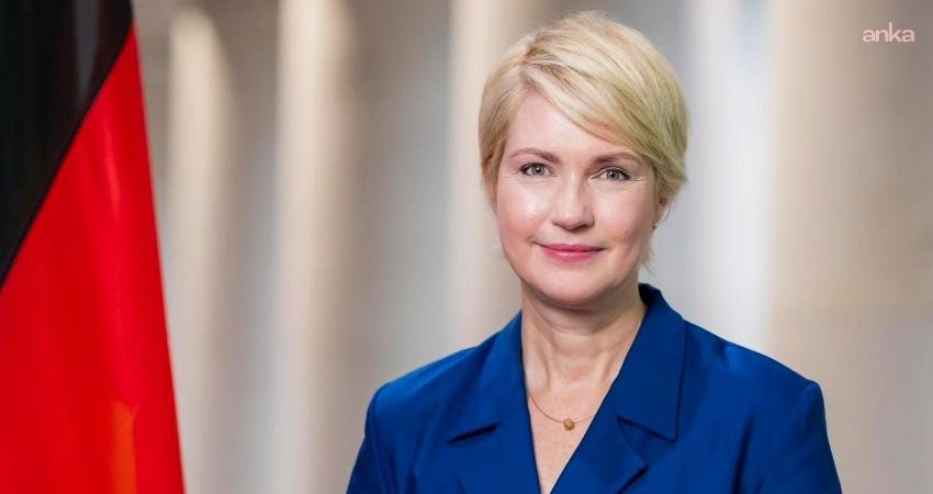 Almanya’da gıda ve akaryakıtta vergi indirimi çağrısı Almanya’nın Mecklenburg-Vorpommern Eyaleti Başbakanı Manuela Schwesig, artan hayat pahalılığı karşısında