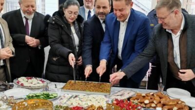 Almanya’nın Fürth kentinde Mevlana Camii’nde, Ramazan Bayramı dolayısıyla bayramlaşma programı