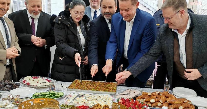 Almanya’nın Fürth kentinde düzenlenen bayramlaşma programında birlik ve dayanışma mesajları verildi Almanya’nın Fürth kentinde Mevlana Camii’nde, Ramazan Bayramı dolayısıyla bayramlaşma programı