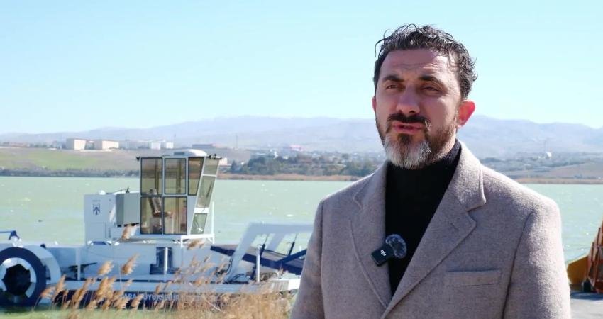 Ankara Büyükşehir Belediyesi göl ve göletlerde temizlik kapasitesini artırdı… İkinci temizleme makinesi hizmette Ankara Büyükşehir Belediyesi (ABB), Başkent genelindeki göl ve göletlerde yüzey