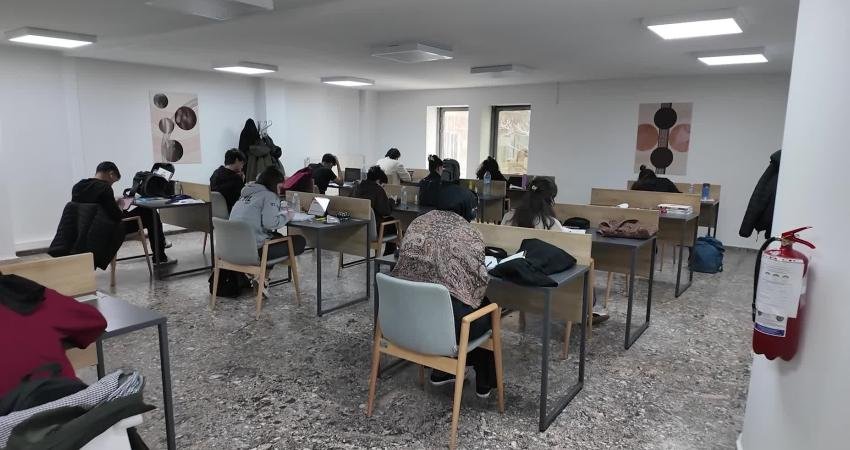 Ankara Büyükşehir Belediyesi kütüphaneleri, Başkentlileri kitapların sessiz dünyasında buluşturuyor Ankara Büyükşehir Belediyesi (ABB) kütüphaneleri, her yaştan vatandaşı kitapların sessiz