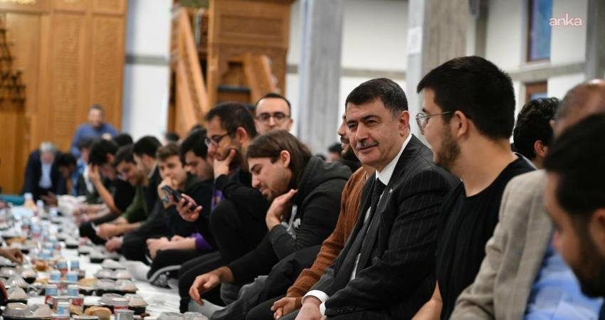 Ankara Valisi Vasip Şahin, ODTÜ Camii'nde öğrenciler ve üniversite personeli ile