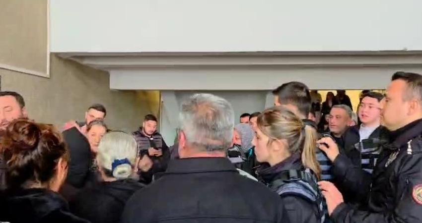 Ankara’da “dur” ihtarına uymayarak polisle girdiği çatışmada ölen Serdar Kılavuzcu davası ertelendi Ankara’da “dur” ihtarına uymaması üzerine polisle girdiği çatışma sonucunda hayatını