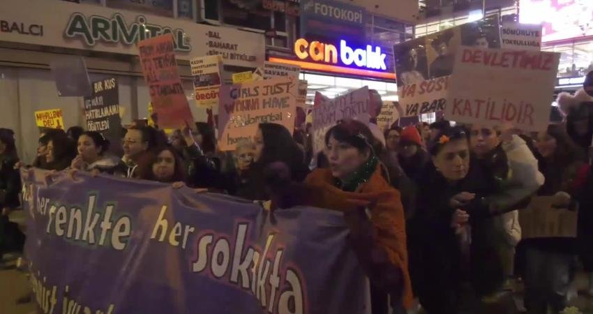 Ankara’da Feminist Gece Yürüyüşü: “Susmamızı bekleyenlere, bizi hizaya sokmak isteyenlere inat özgürlükten ve yaşamdan yanayız” 8 Mart Dünya Emekçi Kadınlar Günü'nde Ankara’da bir araya gelen kadınlar