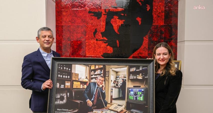 Antalya Büyükşehir Belediye Başkan Vekili Özdemir’den Özgür Özel’e ziyaret Antalya Büyükşehir Belediyesi Başkan Vekili Büşra Özdemir, CHP Genel Başkanı