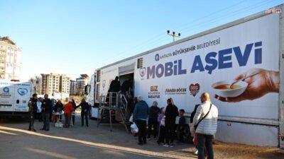 Antalya Büyükşehir Belediyesi, geleneksel sıcak yemek ikramlarını sürdürüyor. İftar öncesi