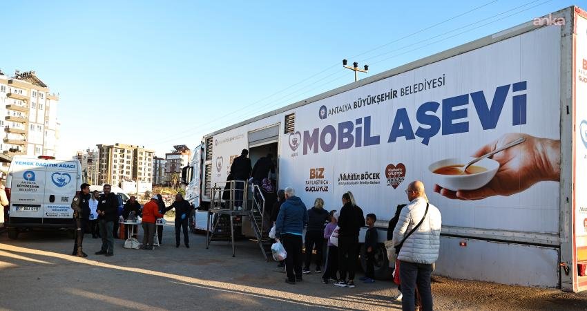 Antalya Büyükşehir Belediyesi Mobil Aşevi, ramazan bereketini mahallelere taşıyor Antalya Büyükşehir Belediyesi, geleneksel sıcak yemek ikramlarını sürdürüyor. İftar öncesi