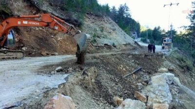 Antalya Büyükşehir Belediyesi ekipleri, Alanya'da göçük nedeniyle bozulan yollarda güvenli