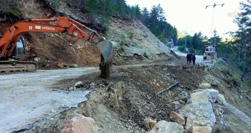 Antalya Büyükşehir Belediyesi ekipleri, Alanya'da göçük nedeniyle bozulan yollarda güvenli
