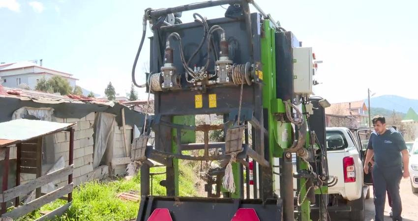 Antalya Büyükşehir Belediyesi’nden Gündoğmuşlu üreticilere destek Antalya Büyükşehir Belediyesi, hayvancılıkla uğraşan üreticilere yönelik desteklerini sürdürüyor. Bu