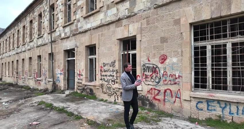 Ardanuç’taki tarihi taş binada temizlik çalışmaları başladı… Belediye Başkanı Yılmaz: “Burayı eski ihtişamına kavuşturacak, yeniden hizmete açacağız” Ardanuç Belediyesi, 1909 yılında Ruslar tarafından inşa edilen ve uzun