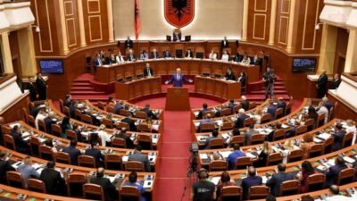 Arnavutluk Parlamentosu, bugün yaptığı oylamada, İran Devrim Muhafızları’nı “terör örgütü”