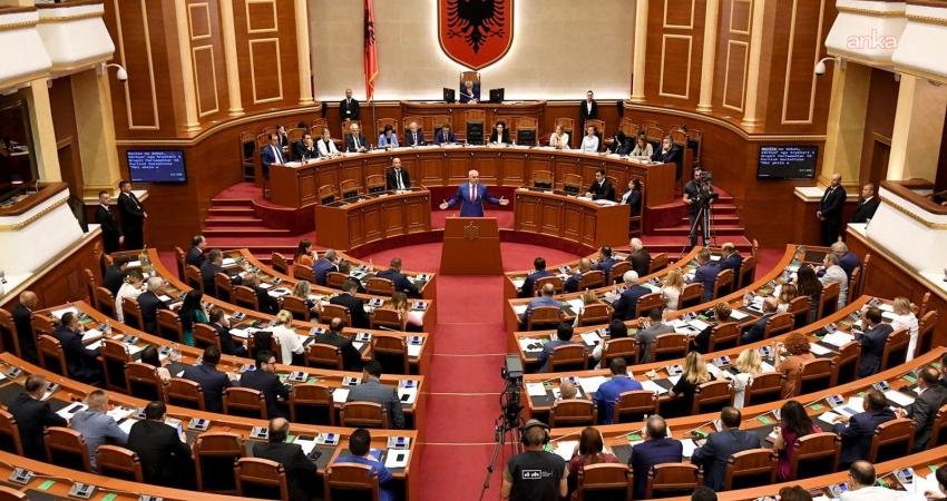 Arnavutluk Parlamentosu, bugün yaptığı oylamada, İran Devrim Muhafızları’nı “terör örgütü”