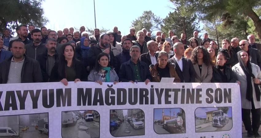 Artuklu Belediyesi yöneticilerinin de arasında bulunduğu yurttaşlar, Mardin Büyükşehir Belediyesi'ni su