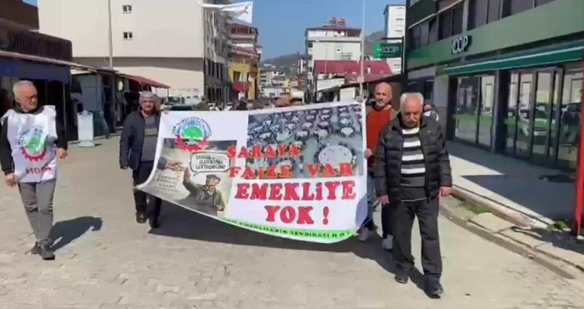 Tüm Emekliler Sendikası Kemalpaşa Şubesi üyeleri, Cumhurbaşkanı Tayyip Erdoğan'ın emeklilerin