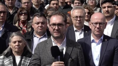 Avukat Hüseyin Ersöz, İBB Davası'nda duruşmayı takip eden basın mensuplarının