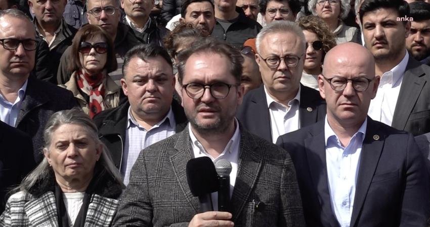 Avukat Hüseyin Ersöz, İBB Davası'nda duruşmayı takip eden basın mensuplarının