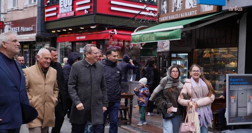 Ayvalık Belediye Başkanı Ergin, esnafla ve vatandaşlarla bayramlaştı Ayvalık Belediye Başkanı Mesut Ergin, Ramazan Bayramı dolayısıyla esnafla ve