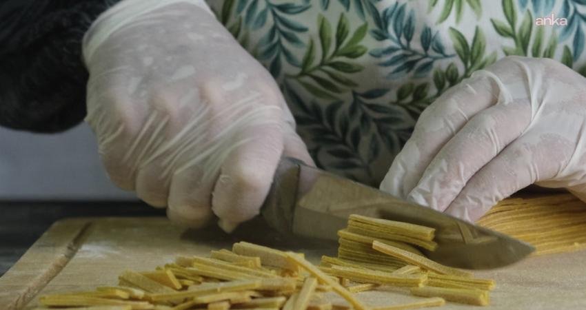 Ayvalık Belediyesi Üretim ve Pazarlama Kooperatifi mutfağında kadınlar tarafından üretilen