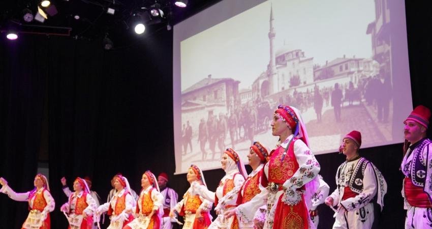 Ayvalık Belediyesi Rauf Denktaş Kültür Merkezi’nde ilçeli öğretmenlerin sahnelediği “Anadolu’nun