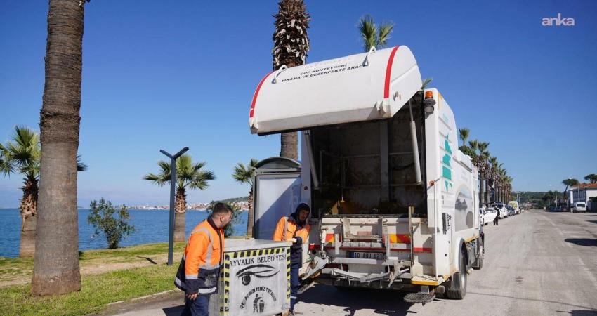Ayvalık Belediyesi Temizlik İşleri Müdürlüğü ekipleri, havanın ısınmasıyla oluşabilecek kötü
