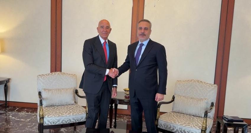 Bakan Fidan, ABD’nin Ankara Büyükelçisi Barrack’ı kabul etti Dışişleri Bakanı Hakan Fidan, ABD'nin Ankara Büyükelçisi Tom Barrack ile