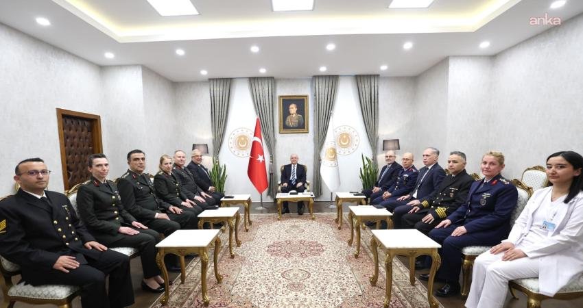 Bakan Güler, Bakanlık’ta görevli sağlık personeliyle bir araya geldi Milli Savunma Bakanı Yaşar Güler, 14 Mart Tıp Bayramı dolayısıyla