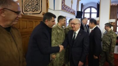 Milli Savunma Bakanı Yaşar Güler, bayram namazını komuta kademesiyle beraber