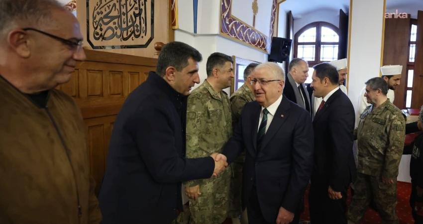 Milli Savunma Bakanı Yaşar Güler, bayram namazını komuta kademesiyle beraber