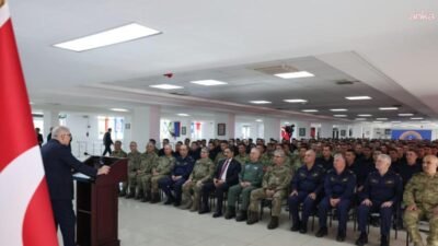 Milli Savunma Bakanı Yaşar Güler,  İskenderun'daki Deniz Er Eğitim