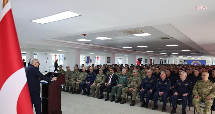 Milli Savunma Bakanı Yaşar Güler,  İskenderun'daki Deniz Er Eğitim