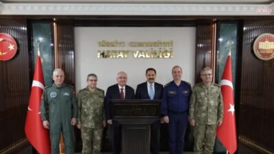 Milli Savunma Bakanı Yaşar Güler, beraberinde Genelkurmay Başkanı Orgeneral Selçuk