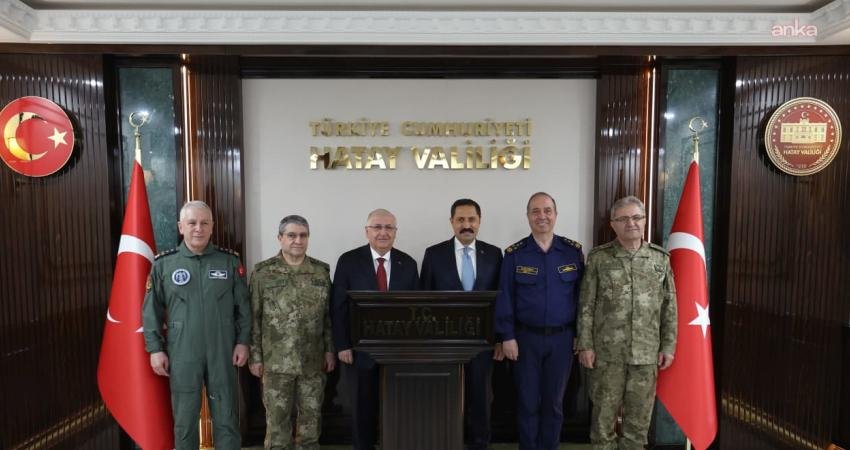 Milli Savunma Bakanı Yaşar Güler, beraberinde Genelkurmay Başkanı Orgeneral Selçuk