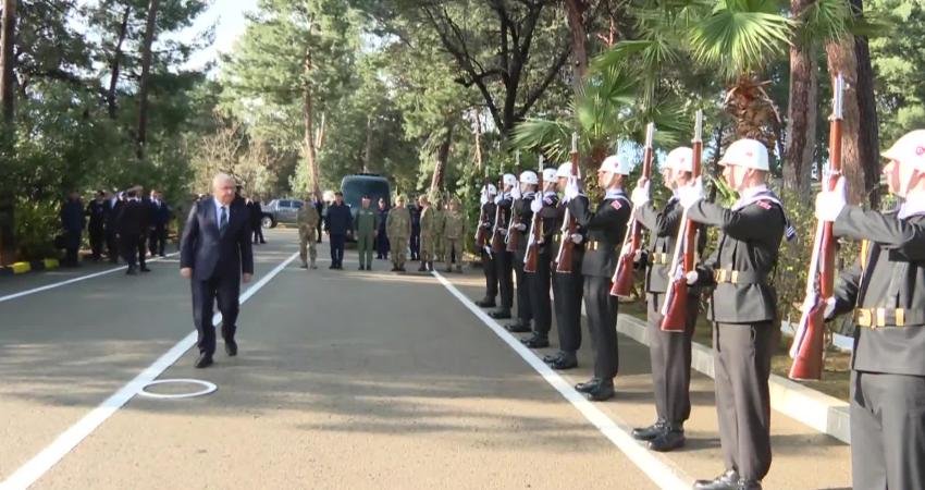 Bakan Güler: “Şanlı ordumuz, ülkemizi ve asil milletimizi her koşulda korumaya muktedirdir” Milli Savunma Bakanı Yaşar Güler, "Yakın çevremizdeki jeopolitik gerginlikler, özellikle
