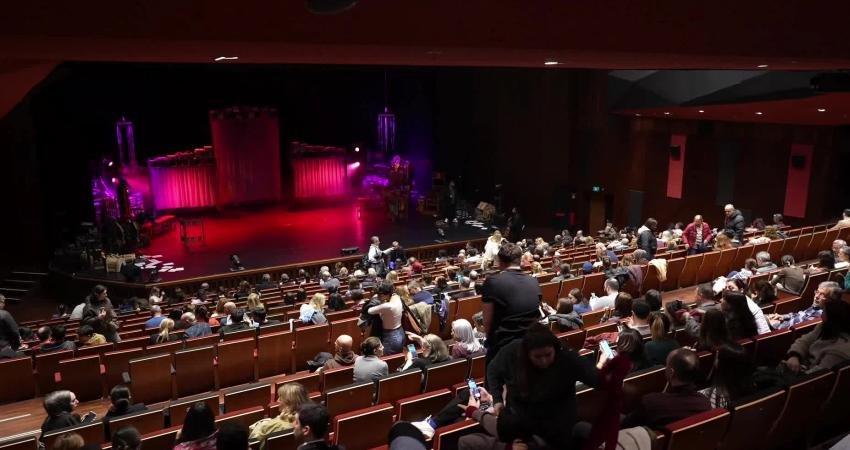 Bakırköy Belediye Tiyatroları, 35 yaşında… Dünya Tiyatro Günü’nde “Eşeğin Gölgesi” sahnelendi Bakırköy Belediye Tiyatroları, 27 Mart Dünya Tiyatro Günü'nde Haldun Taner'in