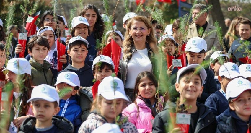 Bakırköy’de 22 fidan toprakla buluşturuldu Bakırköy Belediyesi'nin Osmaniye Mahallesi Şehit Polis Mustafa Yurter Parkı’nda düzenlediği