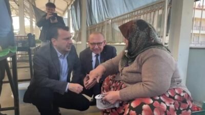 CHP Manisa Milletvekili Bekir Başevirgen, pazarda esnaf ve vatandaşın sorunlarını
