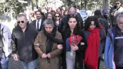 Gezi Parkı eylemleri sırasında polisin attığı biber gazı fişeğiyle başından